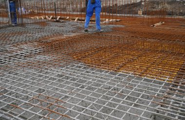 Büyük bir inşaat sahasında çelik takviyesi ve yeni konut inşaatında kafes patlaması vinci üretelim..