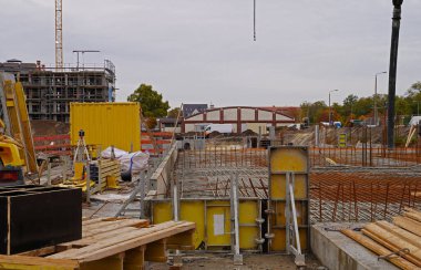 Yeni konut binalarının inşaatında kafes patlaması olan büyük bir şantiye inşaatı..