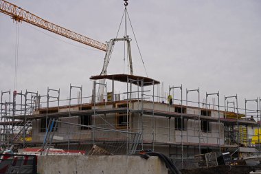 Yeni konut binalarının inşaatında kafes patlaması olan büyük bir şantiye inşaatı..