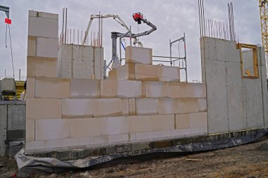 Yeni konut binalarının inşaatında kafes patlaması olan büyük bir şantiye inşaatı..
