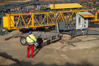 Benkendorf 'ta bir köprü inşaatı için katlanan vinç kurulumu geleceğin A143 üzerindeki bir servis yolunun üstgeçidi için.