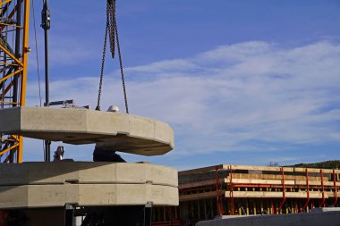 Benkendorf 'ta bir köprü inşaatı için katlanan vinç kurulumu geleceğin A143 üzerindeki bir servis yolunun üstgeçidi için.