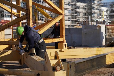 Büyük bir inşaat sahasında kafes sökme ve montaj vinci.