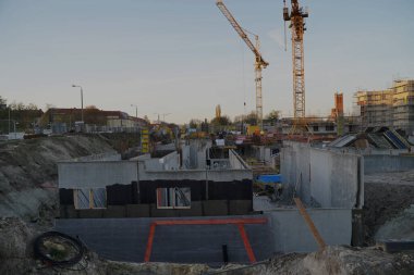 Yeni konut binalarının inşaatında kafes patlaması olan büyük bir şantiye inşaatı..