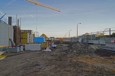 Yeni konut binalarının inşaatında kafes patlaması olan büyük bir şantiye inşaatı..