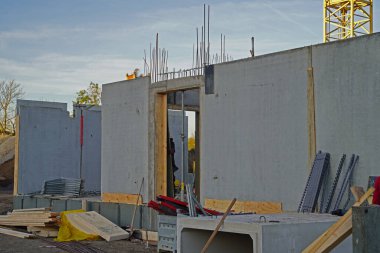 Yeni konut binalarının inşaatında kafes patlaması olan büyük bir şantiye inşaatı..