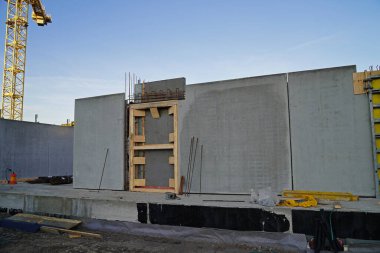 Yeni konut binalarının inşaatında kafes patlaması olan büyük bir şantiye inşaatı..