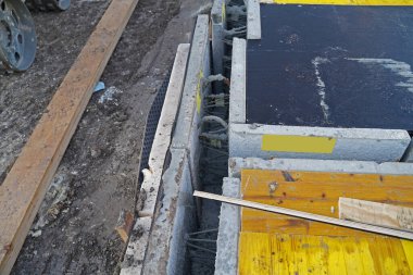 Yeni konut binalarının inşaatında kafes patlaması olan büyük bir şantiye inşaatı..