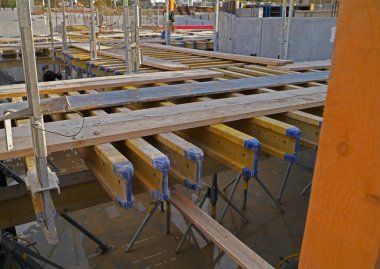 Yeni konut binalarının inşaatında kafes patlaması olan büyük bir şantiye inşaatı..