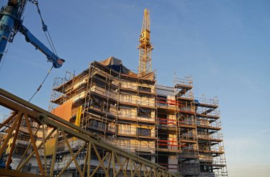  Büyük bir inşaat sahasında kafes patlaması vinci montajı