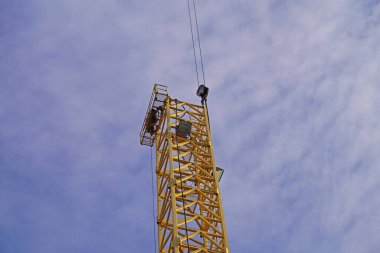  Büyük bir inşaat sahasında kafes patlaması vinci montajı