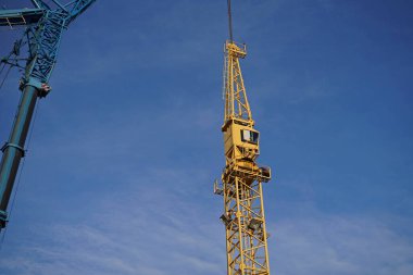  Büyük bir inşaat sahasında kafes patlaması vinci montajı