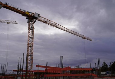 Yeni konut binalarının inşaatında kafes patlaması olan büyük bir şantiye inşaatı..