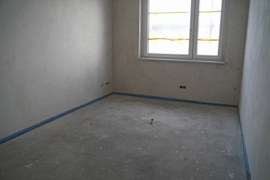 Kabuktan odalara bak. Yeni konut binalarının inşaatında kafes patlaması olan büyük bir şantiye inşaatı..