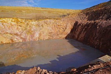 Yeni köprünün katları için inşaat çukurlarına su altı betonu doldurma.