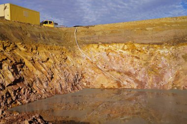 Yeni köprünün katları için inşaat çukurlarına su altı betonu doldurma.