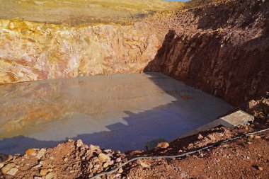 Yeni köprünün katları için inşaat çukurlarına su altı betonu doldurma.