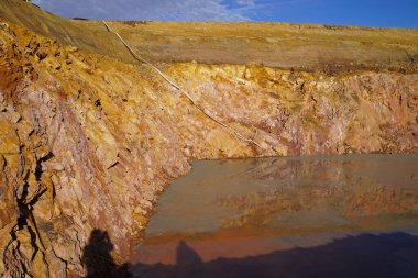 Yeni köprünün katları için inşaat çukurlarına su altı betonu doldurma.