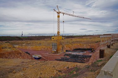Sachsen Anhalt 'da A143 üzerinde bir köprü inşa etmek için kazı çukuru.                            