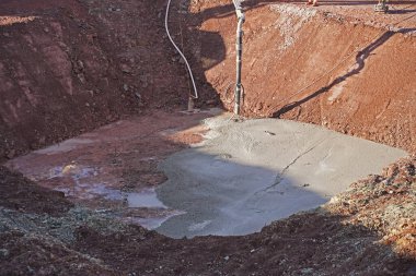 Yeni köprünün katları için inşaat çukurlarına su altı betonu doldurma.