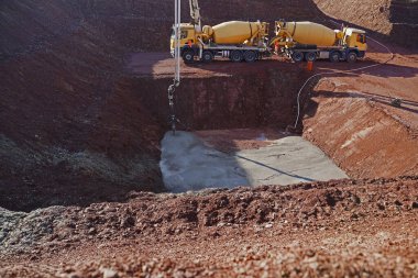 Yeni köprünün katları için inşaat çukurlarına su altı betonu doldurma.