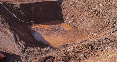 Yeni köprünün katları için inşaat çukurlarına su altı betonu doldurma.