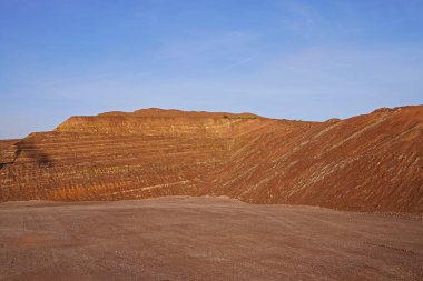 İnşaat sahası ve kazı çukuru, gelecekteki otoyolun üstündeki bir yol üzerinde kat edilecek..