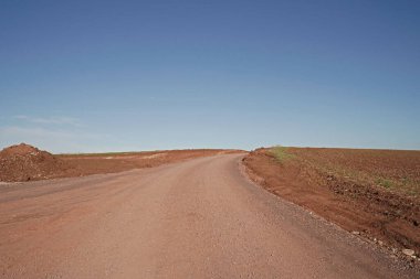 Sachsen-Anhalt 'da A143 üzerinde iki köprü inşaat alanı arasında inşaat yolu 