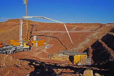 Almanya 'nın Sachsen-Anhalt kentindeki köprü inşaatında beton çalışmaları