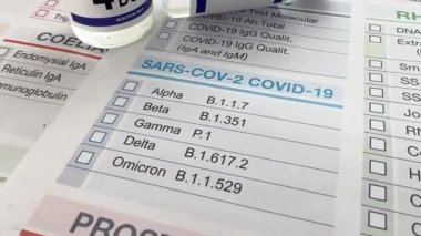 Coronavirus aşı şişelerinde etiketinde aşının üçüncü ve dördüncü dozunun adı yazıyor. COVID-19 aşı şişeleri 3. ve 4. doz ile etiketlenmiş.