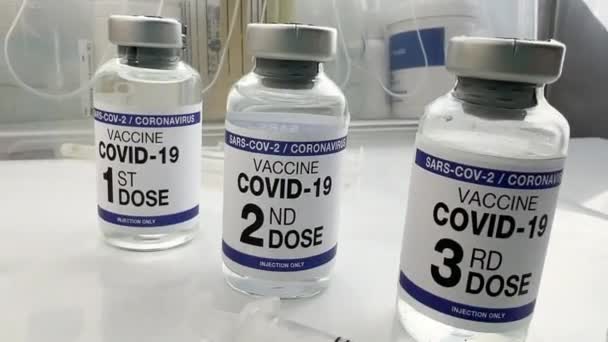 코로나 바이러스 병에는 라벨에 백신의 도스의 이름이 Covid 백신에 이올리스 — 비디오