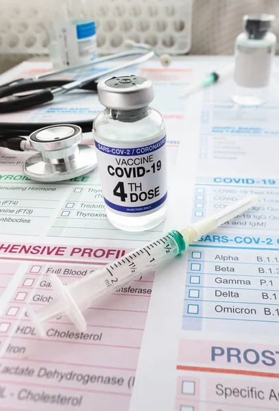 Covid 19ワクチン4回目の投与でタグ付けされたワクチン用バイアル ラベルと用量注射器に4番目のワクチンの名前を持つコロナウイルスワクチンボトル — ストック写真
