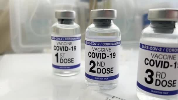Коронавирусная Вакцина Помечена Первой Второй Третьей Четвертой Дозами Вакцины Этикетке — стоковое видео