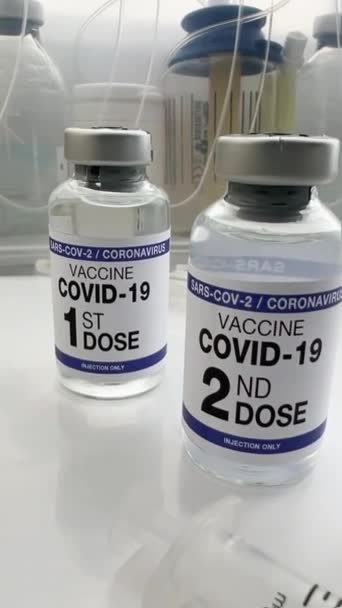 Szczepionka Koronawirusowa Oznaczona Etykiecie Pierwszą Drugą Trzecią Czwartą Dawką Szczepionki — Wideo stockowe