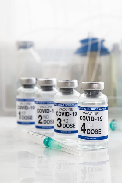 Covid 19疫苗瓶 用于接种1 3和4剂欧米克隆变种疫苗 标签上贴有第一 第三和第四剂疫苗的Coronavirus疫苗 — 图库照片