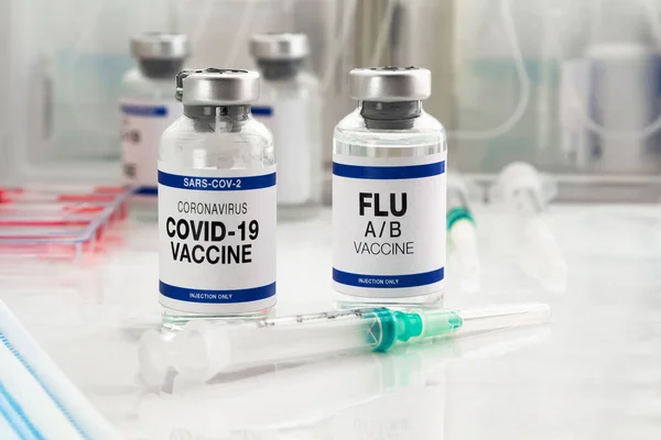 用于Sars Cov 2病毒和甲型流感新变种加强疫苗接种的Coronavirus疫苗瓶和流感疫苗流感A B和Covid 19疫苗瓶 用于注射欧米克隆病毒和流感病毒助推器 — 图库照片