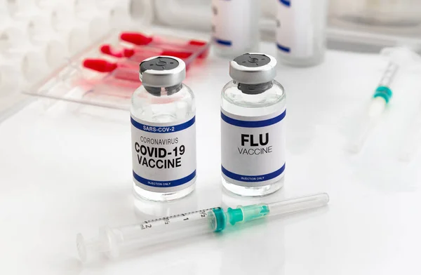 用于Sars Cov 2病毒和甲型流感新变种加强疫苗接种的Coronavirus疫苗和流感瓶疫苗流感及Covid 19注射流感病毒及Covid Omicron助推器的疫苗安培剂 — 图库照片