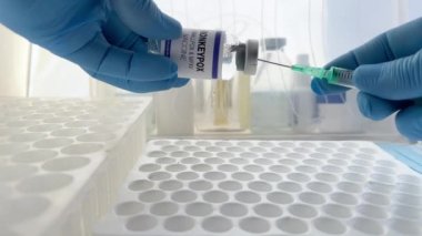 Çiçek hastalığı ve Maymun Çiçeği (MPXV) aşısı için aşı hazırlığı. Doktor elinde şişe ve şırıngayla maymun çiçeği hastalığı MPXV aşısı hazırlıyor.