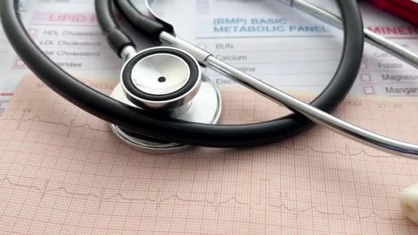 Miejsce Pracy Specjalisty Medycznego Fonendoskopem Przez Ekg Kardiograficzne Raport Petycji — Wideo stockowe