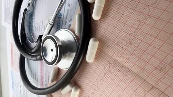 Elektrokardiyogramda Siyah Stetoskop Tüp Ilaçları Doktorların Çalışma Masasında Tıbbi Rapor — Stok video