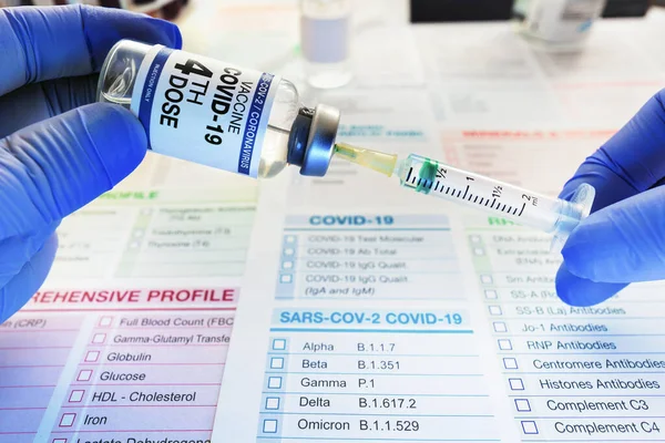 患者の予防接種のためのラベルに4回目の用量でラベル付けされたコロナウイルスワクチンの注射器と瓶 Covid 19ワクチンの4回目の投与の注射器用量に投与する医師の手 — ストック写真