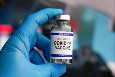 Covid-19 ya da virüs mutasyonuna karşı aşı için koronavirüs aşısı şişesi. Nüfusun aşılanması için sars-cov-2 aşısı şişesiyle doktor.