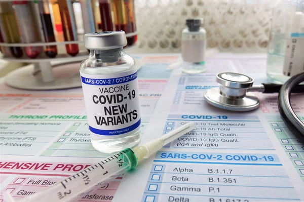 Coronavirus Sars Cov 2疫苗的疫苗和注射器 用于新变种的突变 Covid 19或Coronavirus疫苗瓶 用于对病毒变异和新的亚型进行免疫 — 图库照片