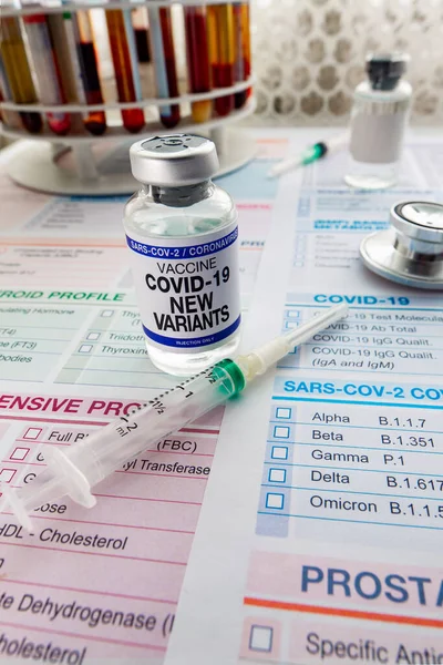ウイルスの突然変異および新しい亜種に対する予防接種のためのCovid 19またはコロナウイルスワクチンバイアル 新しい変異体のためのコロナウイルスSars Cov 2ワクチンのバイアルと注射器 — ストック写真