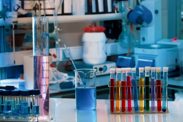 Ausrüstung Der Laborchemie Forscher Arbeitsplatz Chemielabor Arbeitstisch Mit Zylindern Und — Stockfoto