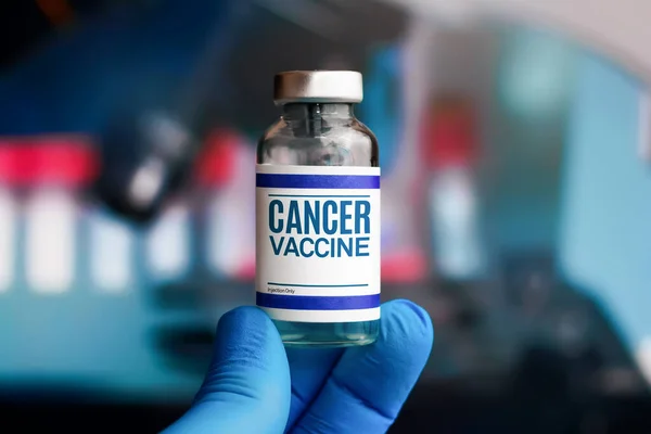 用于癌症免疫的实验性癌症疫苗瓶 携带巨蟹疫苗的医生 图库图片