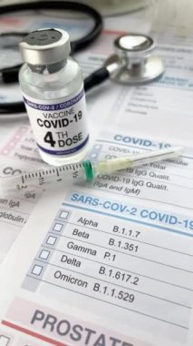Coronavirus aşı şişesinde Sars-Cov-2 virüsünün yeni varyantları için etiketlenmiş dördüncü doz var. COVID-19 aşı şişesi ve aşı için şırınga. Omikron varyantı için 4 doz.