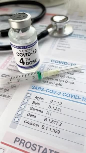 Frasco Vacuna Contra Coronavirus Etiquetado Con Cuarta Dosis Etiqueta Para — Vídeo de stock
