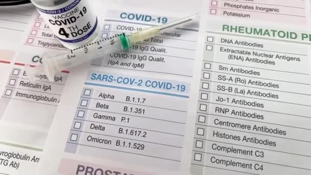 Φιαλίδιο Του Εμβολίου Του Coronavirus Ετικέτα Τέταρτη Δόση Στην Ετικέτα — Αρχείο Βίντεο