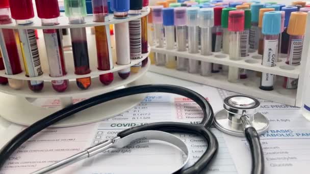 Bancada Com Teste Tubos Sanguíneos Fonendoscópio Relatório Médico Papel Mesa — Vídeo de Stock